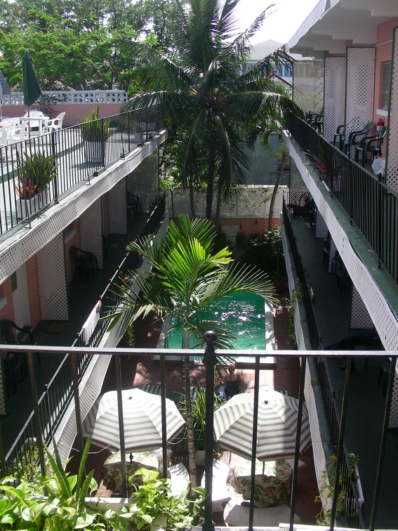 006-hotel pool